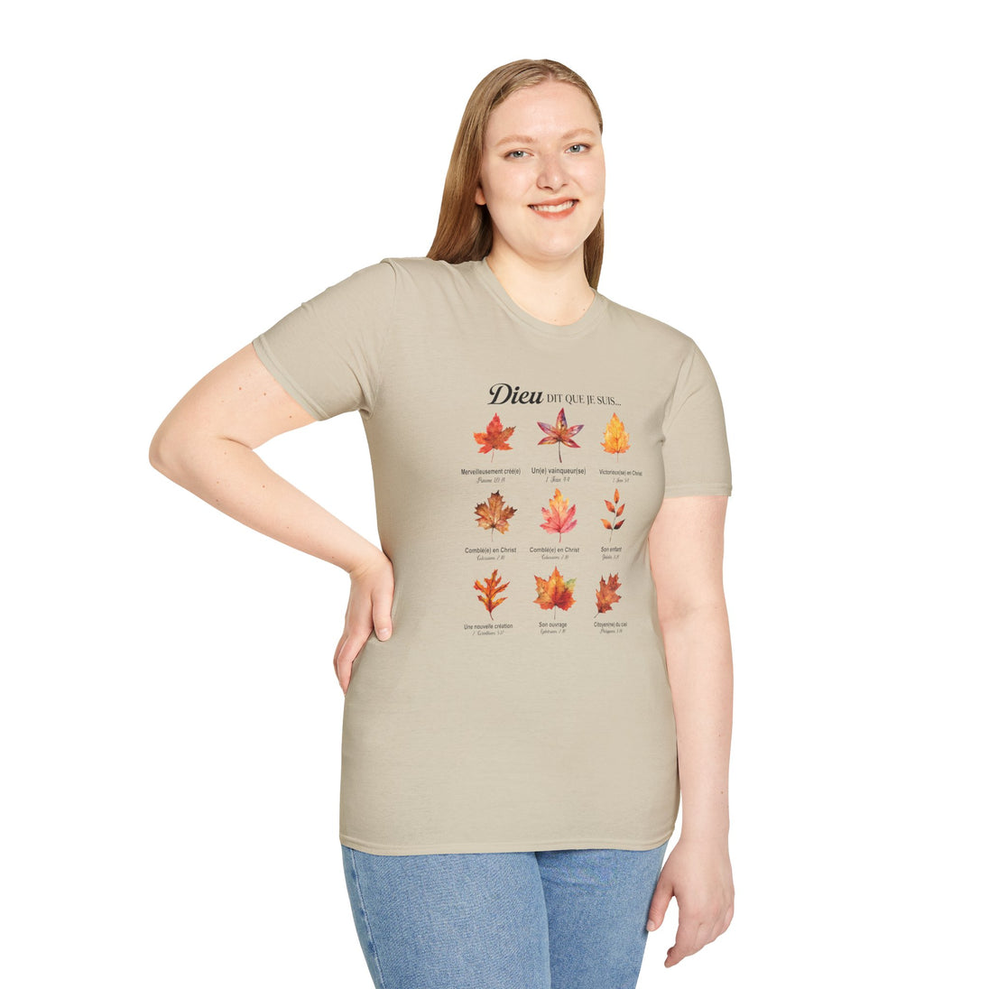 Une femme porte un t-shirt beige orné de neuf feuilles colorées et de textes bibliques en français.