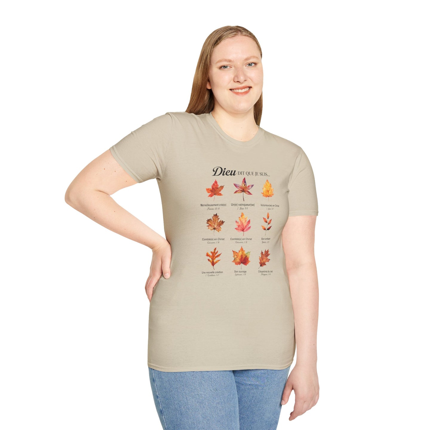 Une femme porte un t-shirt beige orné de neuf feuilles colorées et de textes bibliques en français.