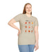 Une femme porte un t-shirt beige orné de neuf feuilles colorées et de textes bibliques en français.