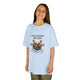 Une enfant porte un t-shirt bleu clair avec une illustration de cerf et un verset biblique.