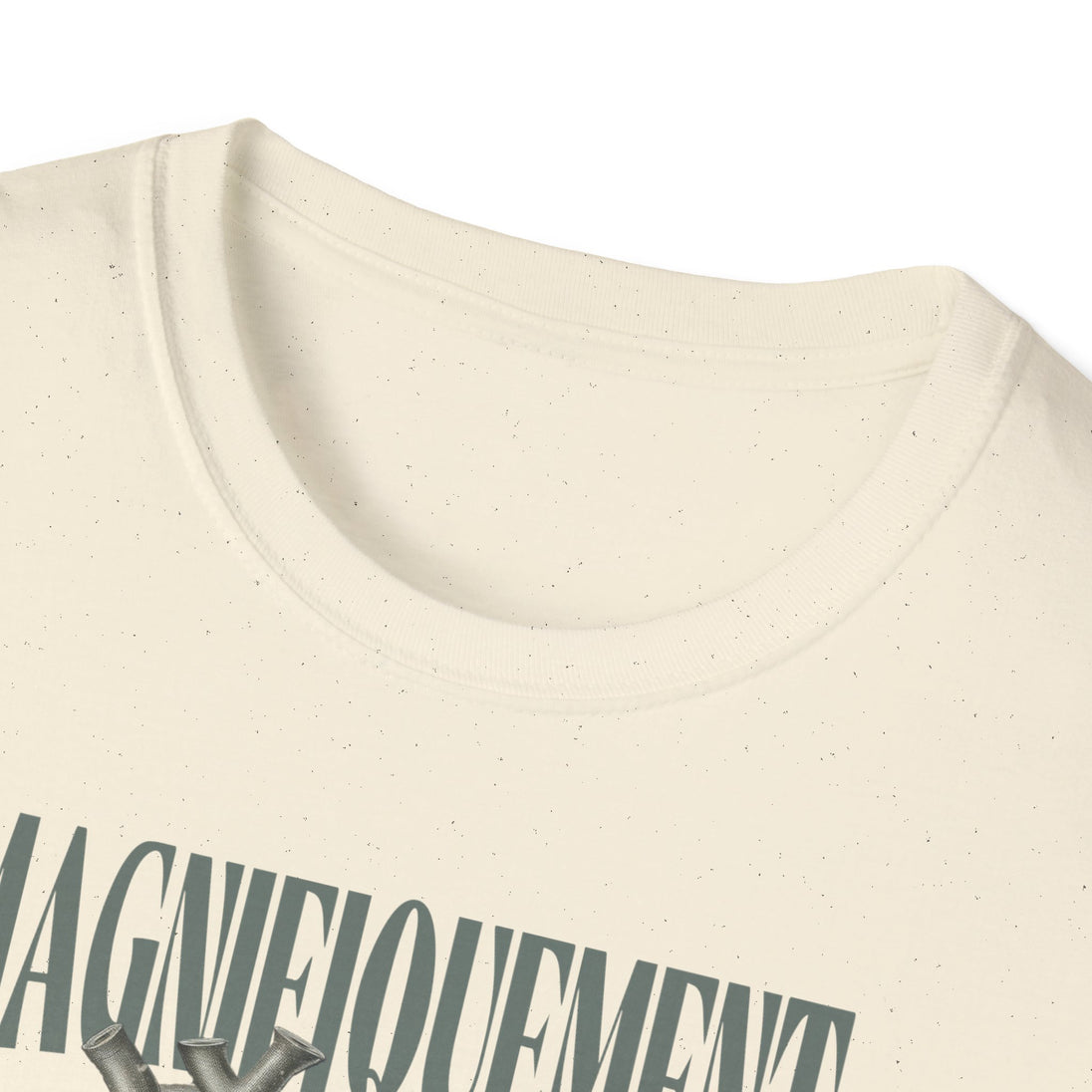 T-shirt blanc cassé chiné avec un col rond et une inscription partielle en lettres grises.