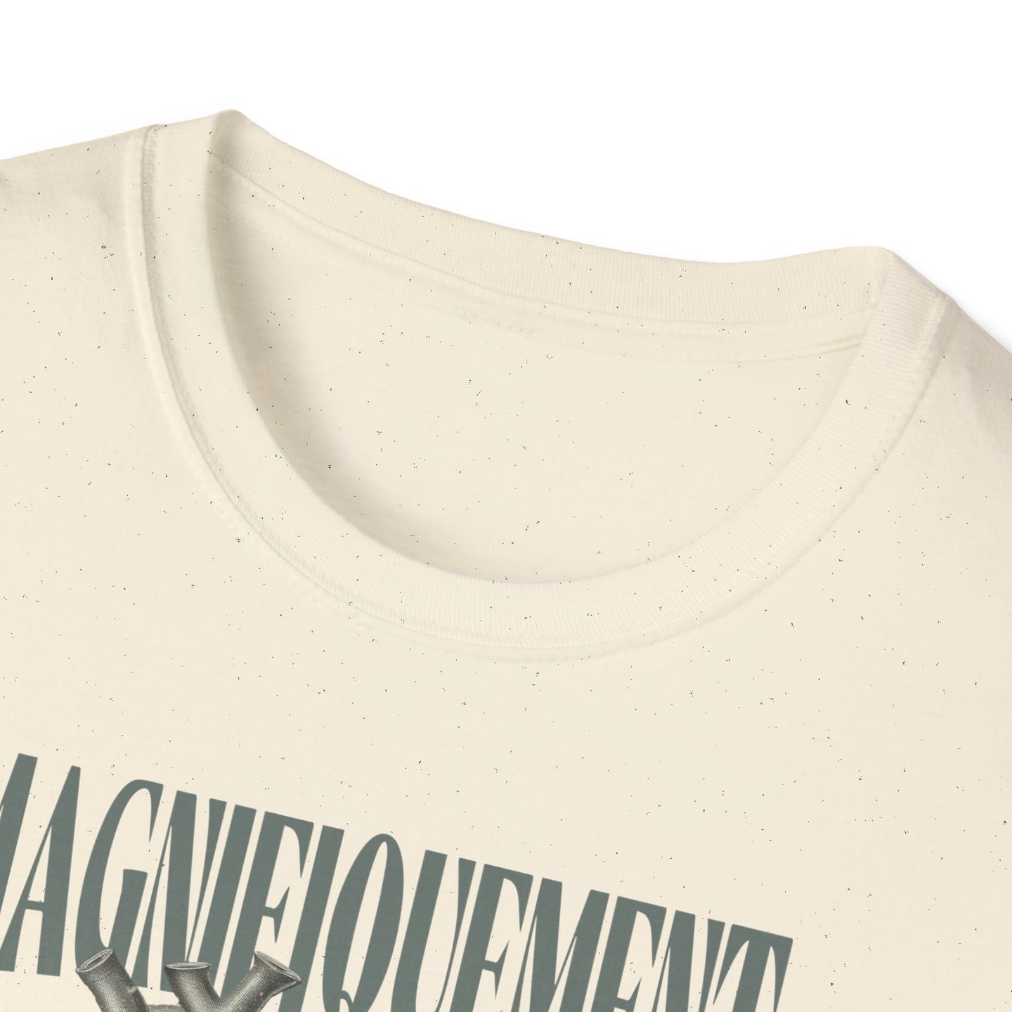 T-shirt blanc cassé chiné avec un col rond et une inscription partielle en lettres grises.