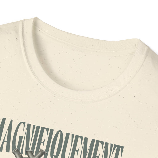 T-shirt blanc cassé chiné avec un col rond et une inscription partielle en lettres grises.