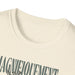 T-shirt blanc cassé chiné avec un col rond et une inscription partielle en lettres grises.