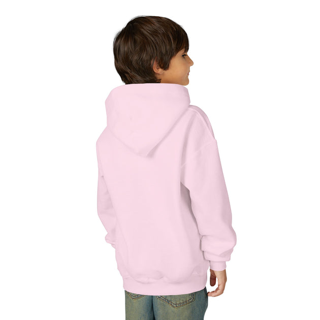 Un enfant porte un sweat à capuche rose uni vu de dos.