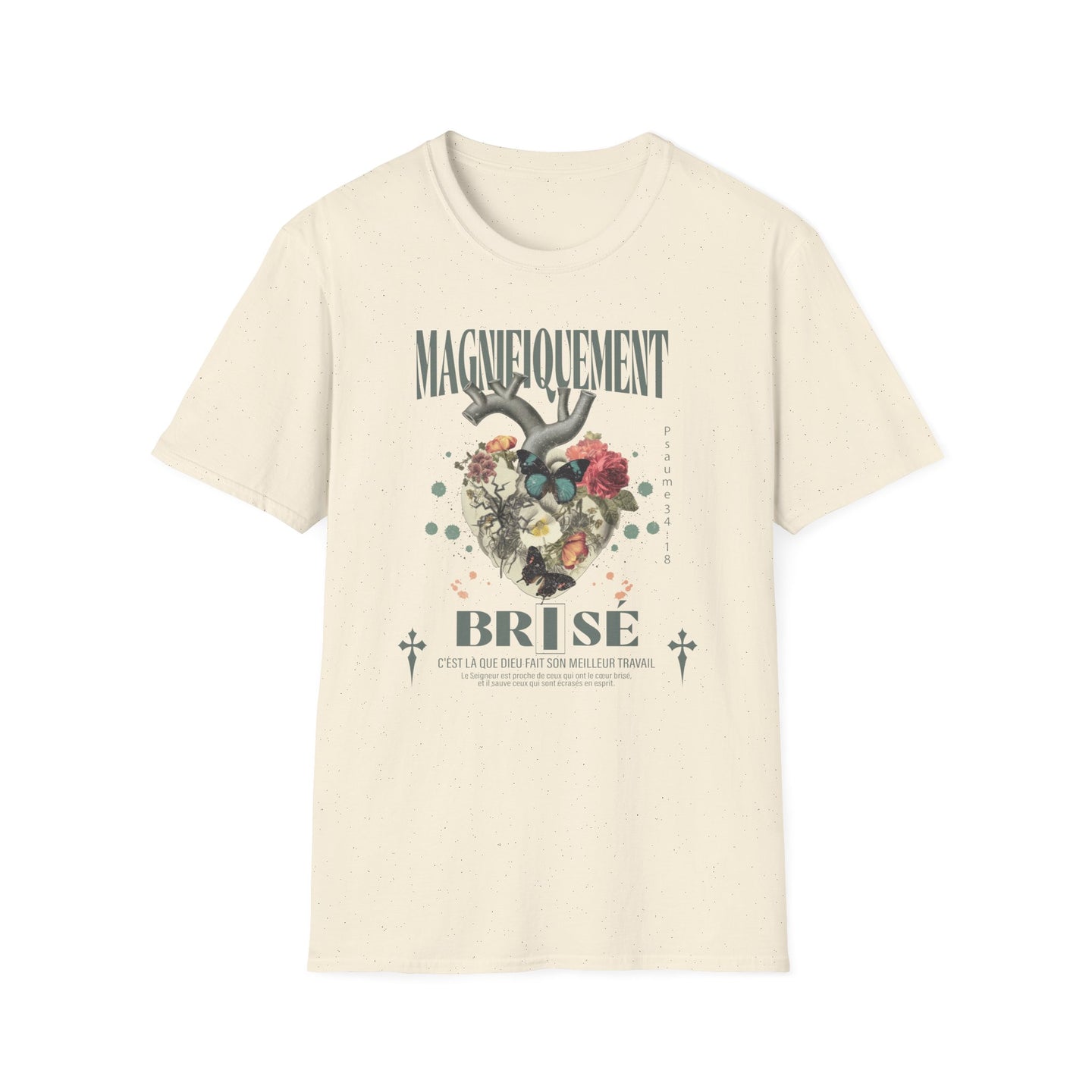 T-shirt beige à manches courtes avec un motif floral en forme de cœur et des inscriptions.
