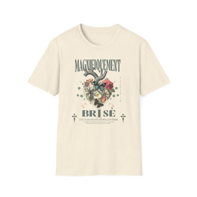 T-shirt beige à manches courtes avec un motif floral en forme de cœur et des inscriptions.