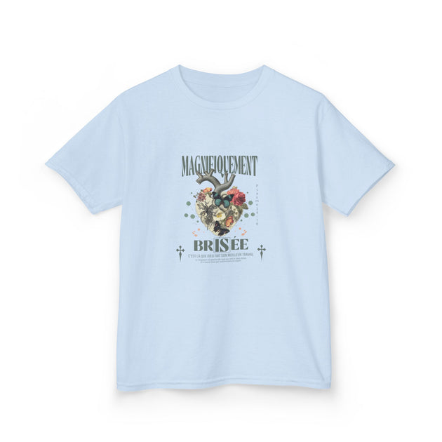 T-shirt bleu clair pour enfant avec un motif floral en forme de cœur et une inscription religieuse.