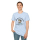Un homme porte un t-shirt bleu clair avec une illustration de poisson et un texte religieux.