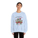 Une femme porte un sweatshirt blanc orné d'un motif floral et du texte L'amour de Dieu dure toujours.
