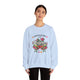 Une femme porte un sweatshirt blanc orné d'un motif floral et du texte L'amour de Dieu dure toujours.
