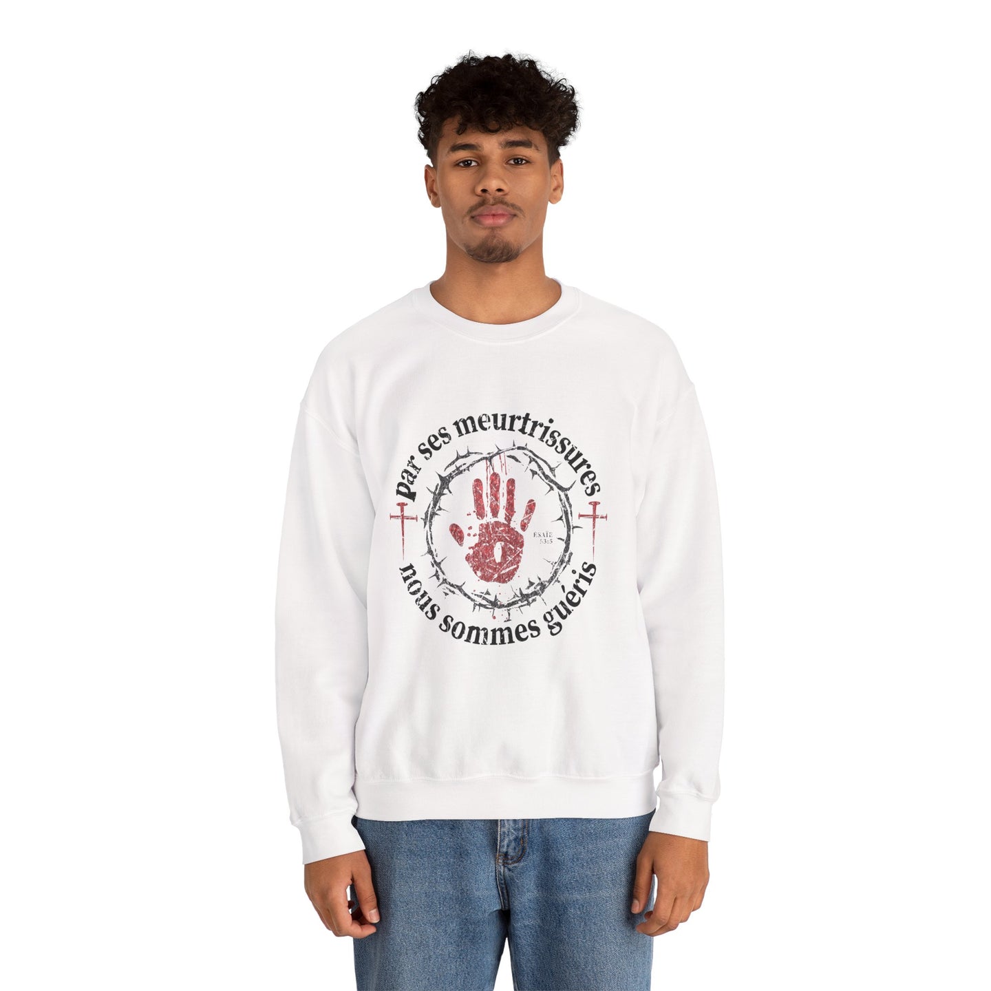 Un homme porte un sweat-shirt blanc avec une impression religieuse centrée sur la poitrine.