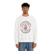 Un homme porte un sweat-shirt blanc avec une impression religieuse centrée sur la poitrine.