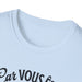 T-shirt blanc à col rond avec une inscription noire partielle sur la poitrine.
