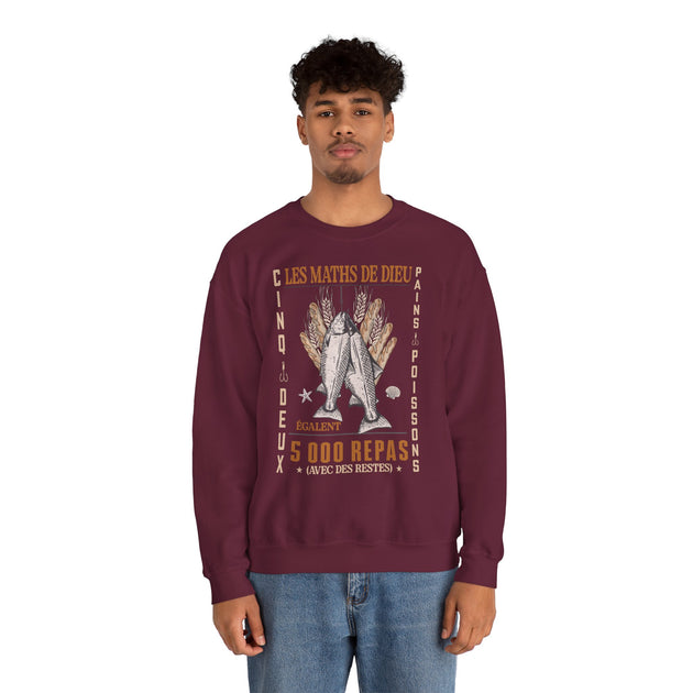 Un homme porte un sweat-shirt bordeaux avec une illustration religieuse sur le thème des pains.