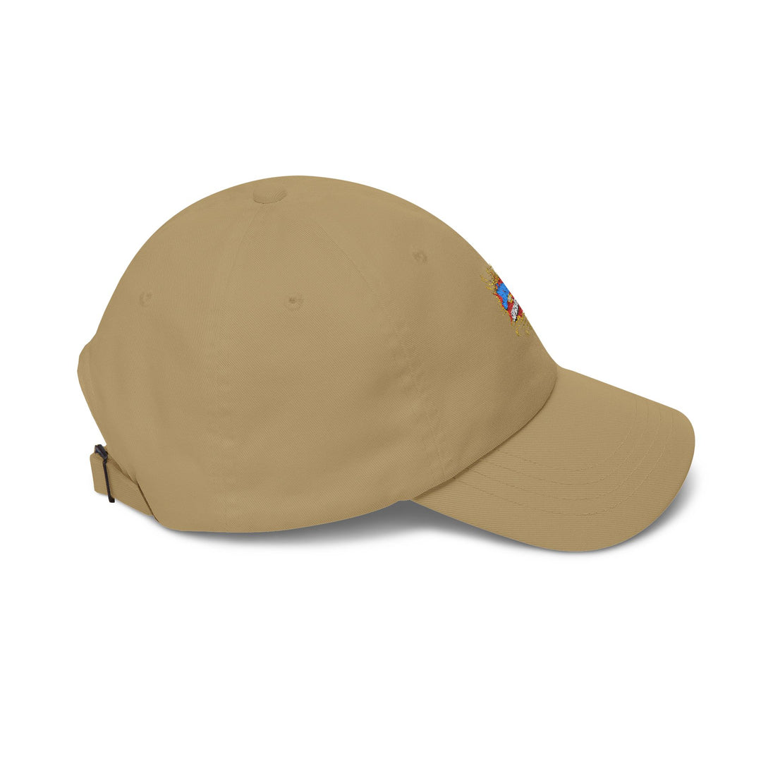 Casquette beige en coton avec un écusson brodé coloré sur le côté.