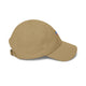 Casquette beige en coton avec un écusson brodé coloré sur le côté.
