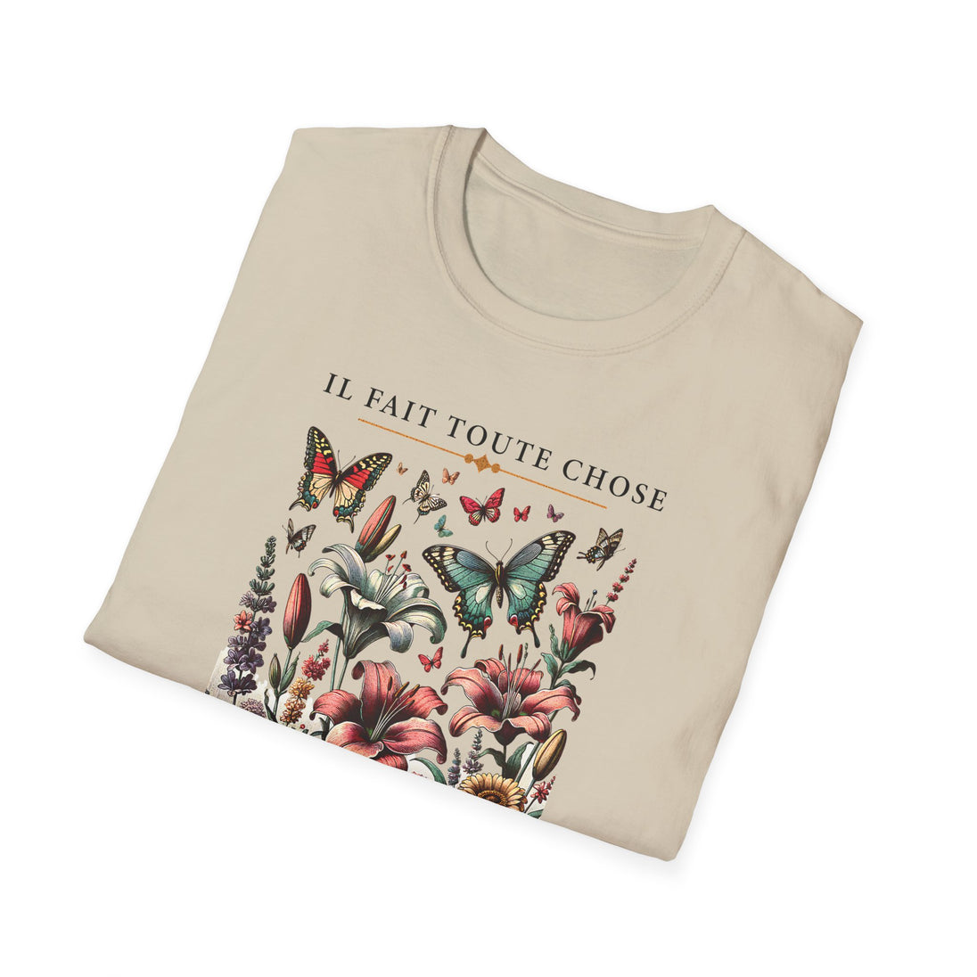 T-shirt beige plié avec un motif floral et de papillons accompagné du texte Il fait toute chose.