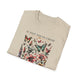 T-shirt beige plié avec un motif floral et de papillons accompagné du texte Il fait toute chose.