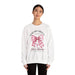 Une femme porte un sweat-shirt blanc avec un motif de nœud rose et un message chrétien.