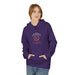 Une femme porte un sweat à capuche violet avec un motif chrétien centré sur la poitrine.
