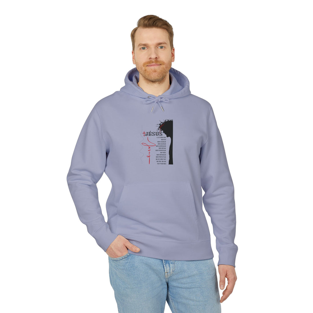 Un homme porte un sweat à capuche bleu clair avec une inscription religieuse sur la poitrine.