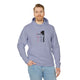 Un homme porte un sweat à capuche bleu clair avec une inscription religieuse sur la poitrine.
