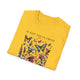 T-shirt jaune plié avec une illustration de fleurs et de papillons et l'inscription Il fait toute chose.