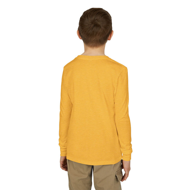 Un enfant porte un chandail à manches longues jaune uni vu de dos.