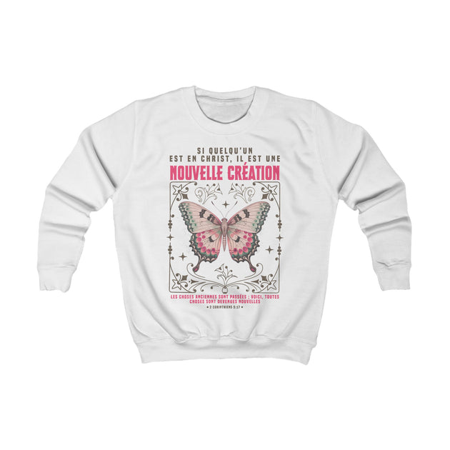 Sweat-shirt blanc pour enfant avec un motif de papillon et un texte religieux en français.