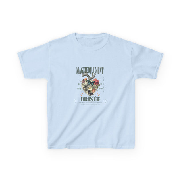 T-shirt bleu clair pour enfant avec un motif floral et un cœur illustré au centre.