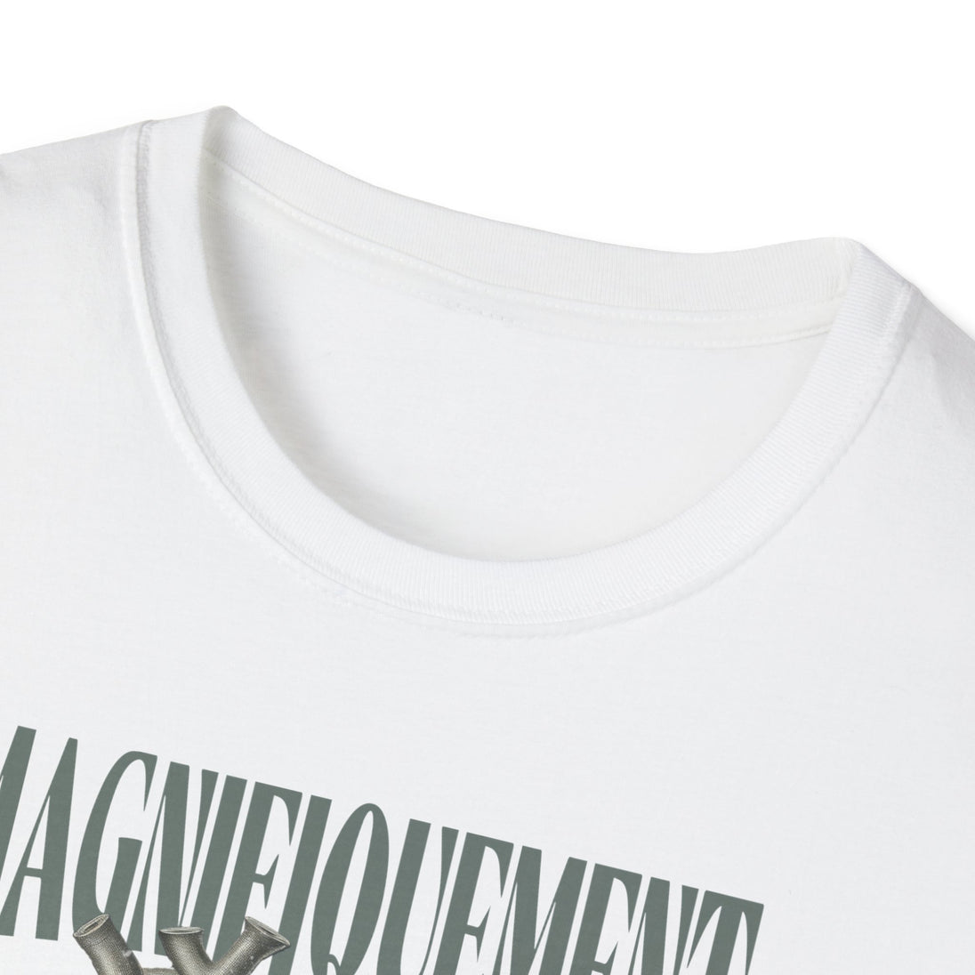 Gros plan sur le col rond d'un t-shirt blanc en coton avec une inscription imprimée.