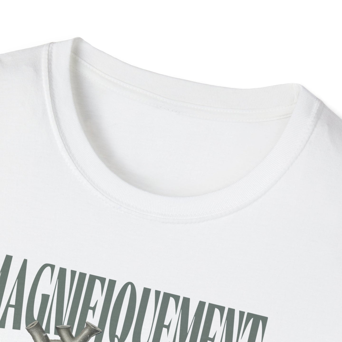 Gros plan sur le col rond d'un t-shirt blanc en coton avec une inscription imprimée.