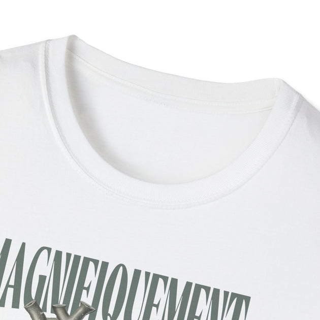 Gros plan sur le col rond d'un t-shirt blanc en coton avec une inscription imprimée.