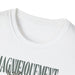 Gros plan sur le col rond d'un t-shirt blanc en coton avec une inscription imprimée.