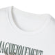 Gros plan sur le col rond d'un t-shirt blanc en coton avec une inscription imprimée.