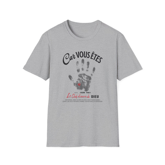 T-shirt gris pour femme avec une empreinte de main, un petit cœur rouge et un texte religieux.