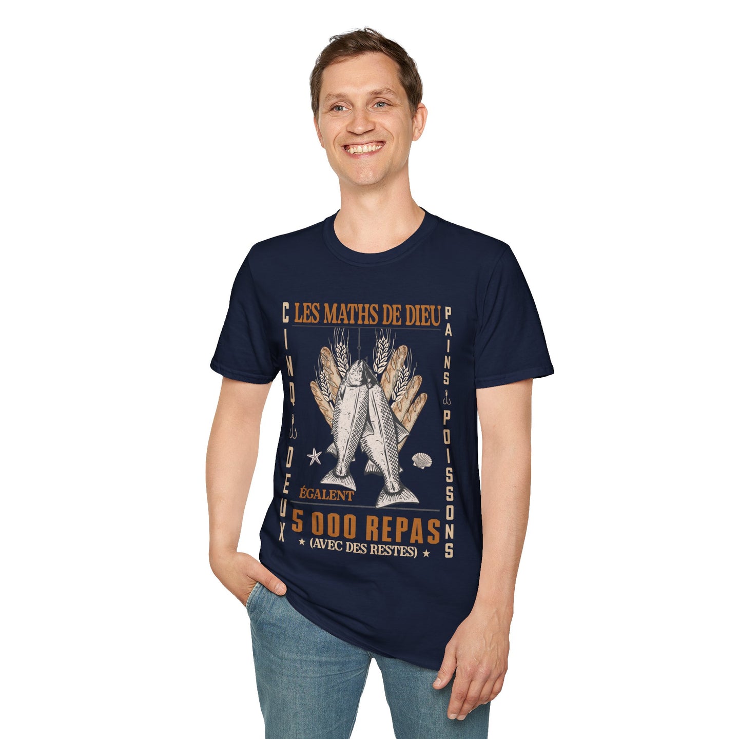 Un homme porte un t-shirt bleu marine illustré de pains et de poissons avec un texte religieux.