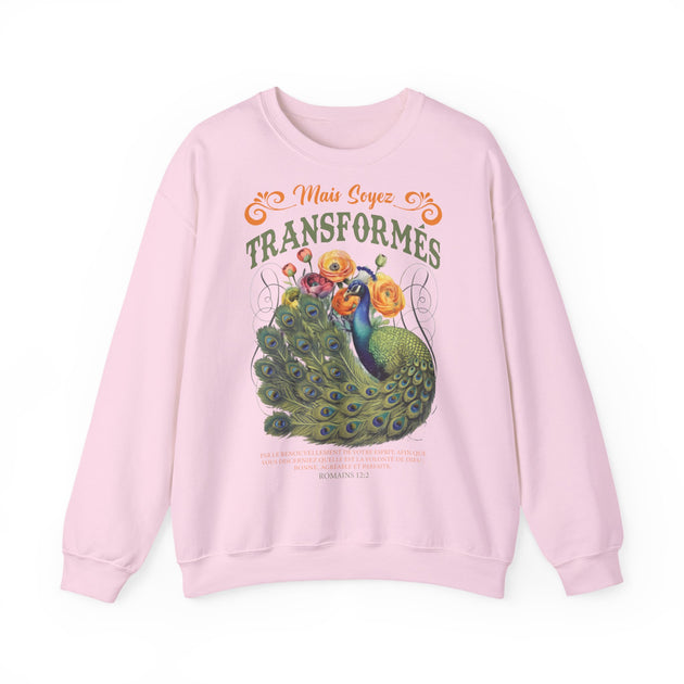 Sweat-shirt rose pâle avec une illustration de paon, de fleurs et le texte biblique Romains 12:2.