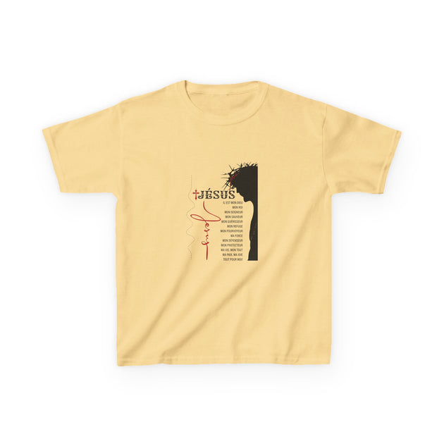 T-shirt jaune pour enfant avec une illustration de Jésus et une liste de ses attributs en français.