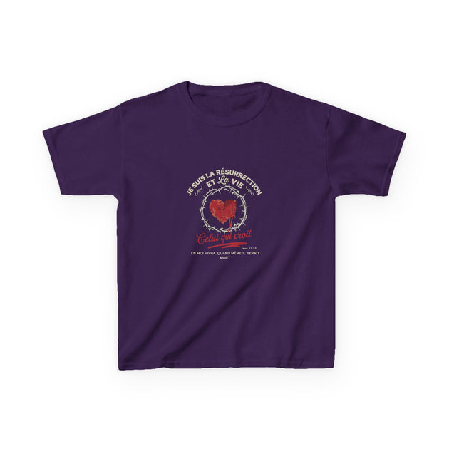 T-shirt violet pour enfant avec un motif de cœur entouré d'une couronne d'épines et du texte religieux.