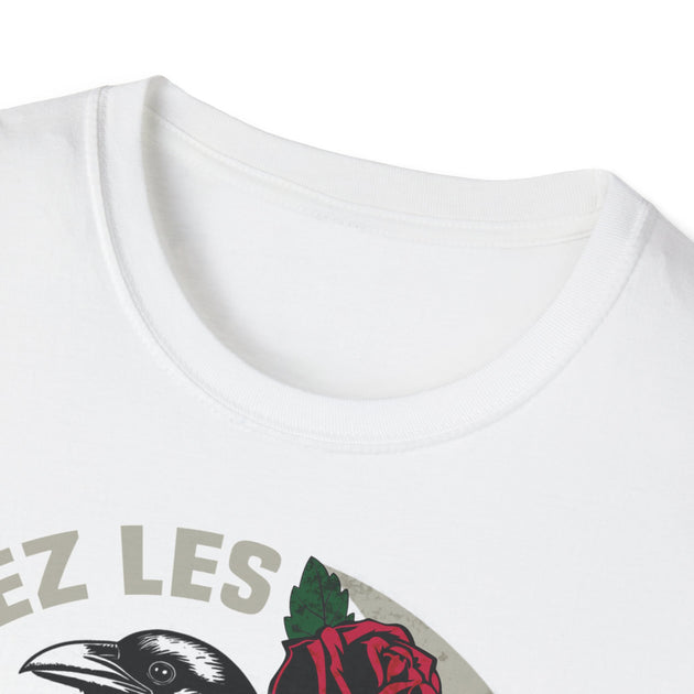 T-shirt blanc en coton avec un motif de corbeau et de rose et l'inscription Considérez les corbeaux.