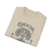 T-shirt beige plié avec une illustration d'arbre, deux croix et le mot Enraciné.