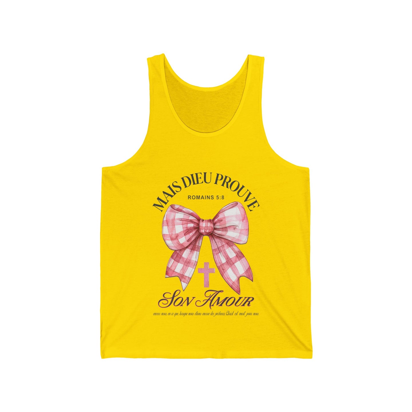 Débardeur jaune pour homme avec un motif de nœud vichy rose, une croix et le verset Romains 5:8.
