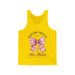 Débardeur jaune pour homme avec un motif de nœud vichy rose, une croix et le verset Romains 5:8.