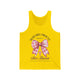 Débardeur jaune pour homme avec un motif de nœud vichy rose, une croix et le verset Romains 5:8.