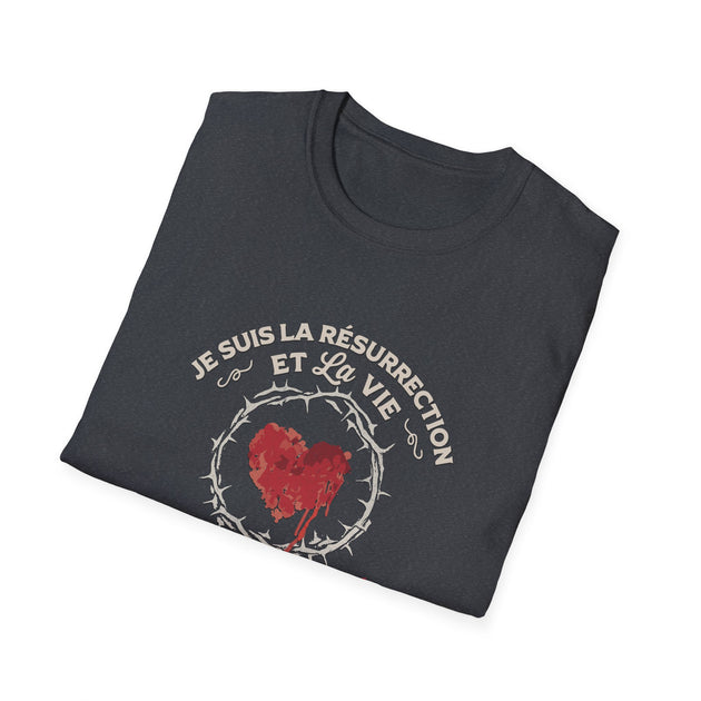T-shirt gris foncé plié avec un motif de cœur entouré d'une couronne d'épines et une inscription.