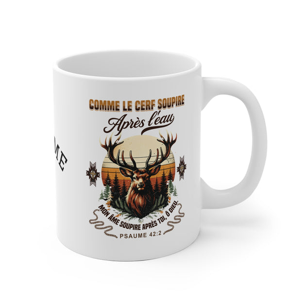 Un mug blanc en céramique illustré d'un cerf et du verset biblique Psaume 42:2.