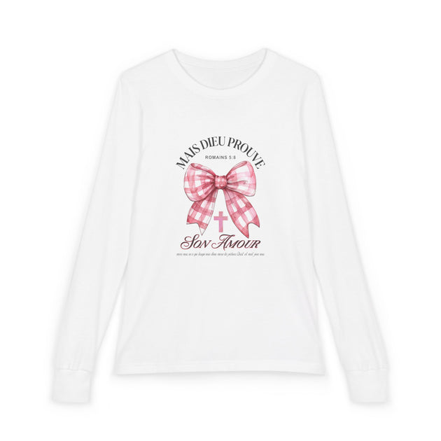 T-shirt blanc manches longues enfant avec nœud rose et texte biblique Mais Dieu prouve son amour.