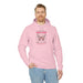 Un homme porte un sweat à capuche rose avec un motif de papillon et un texte religieux.